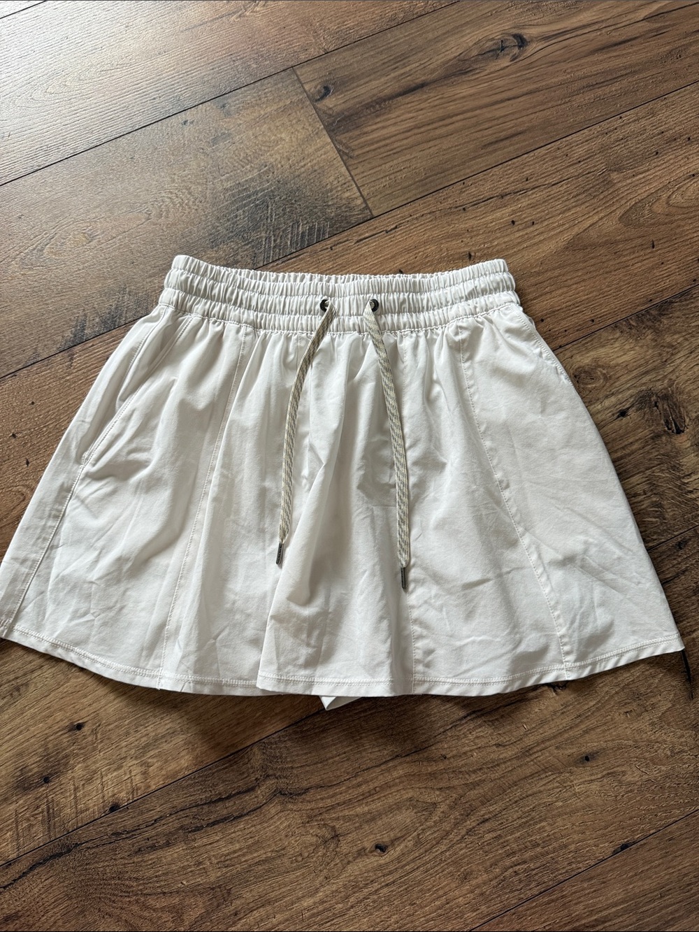 Vuori White Drawstring Skort with Pockets